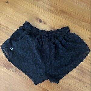 Lululemon Hotty Hot Low-Rise Lined Shorts in Camo
